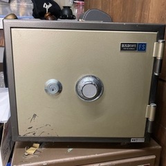 耐火金庫　B.S.D.SAFE　鍵付き　番号表付き