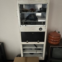 昔の床屋の消毒器の棚、ステラライザーの画像