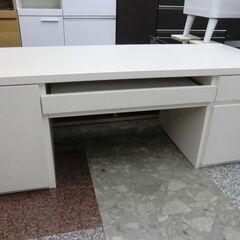 パソコンデスク　2口コンセント付き