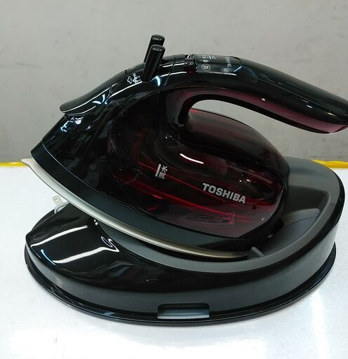 品質保証☆配達有り！2800円(税別）東芝 コードレス アイロン レッド 2018年製