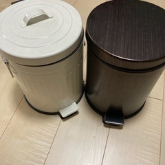 【中古】ゴミ箱2個＋プラスチック製ミニ脚立2個