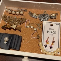 アクセサリーボックスとスリーコインズのアクセサリー数点