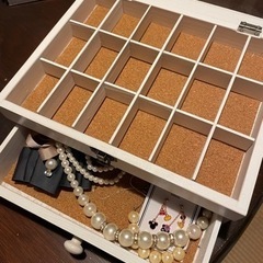 アクセサリーボックスとスリーコインズのアクセサリー数点の画像