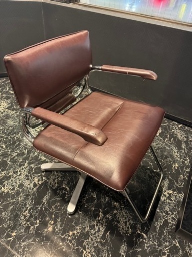 値下げしました。残り4台！タカラベルモント　スタイリングチェアー　1台¥10,000で販売します。