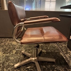 値下げしました。残り4台！タカラベルモント　スタイリングチェアー　1台¥14,000で販売します。の画像