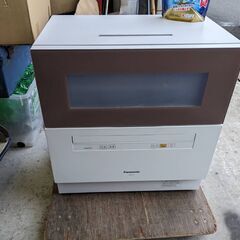 ☆中古￥19,000！Panasonic　食器洗い乾燥機　家電　2018年製　NP-TH1-T型　【BA073】