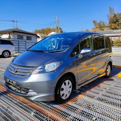 コンパクトカー（1500cc以下）で3列はフリードが良いですね。。