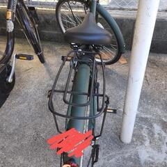 深いグリーンのオシャレな自転車です