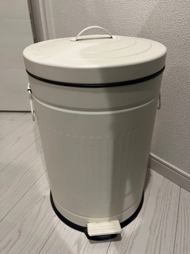 白のゴミ箱1000円で売ります！