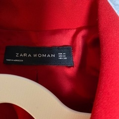 赤いジャケットの画像