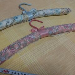 ◆【美品】　　《かわいいハンガー＊２本セット♪》　①　　　　●洋服に、ハンガー跡が付きません。の画像