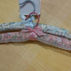 ◆【美品】　　《かわいいハンガー＊２本セット♪》　①　　　　●洋服に、ハンガー跡が付きません。の画像