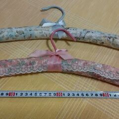 ◆【美品】　　《かわいいハンガー＊２本セット♪》　①　　　　●洋服に、ハンガー跡が付きません。の画像