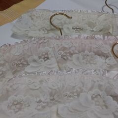 ◆《綺麗なサテン生地の、大きめハンガー・３本セット♪》②　　※大切なお洋服をハンガー跡から守ります。の画像