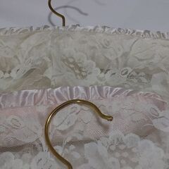 ◆《綺麗なサテン生地の、大きめハンガー・３本セット♪》②　　※大切なお洋服をハンガー跡から守ります。の画像