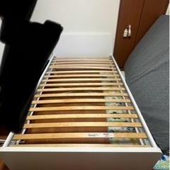 IKEA セミダブル　ベッドフレームの画像