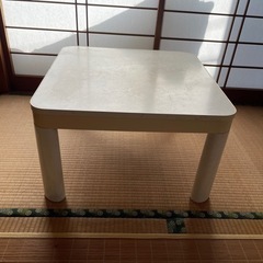 白いテーブル