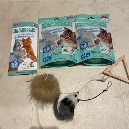 猫ちゃんグッズセット　  オシッコで健康チェックできるもの2セット  と 猫じゃらし2個です