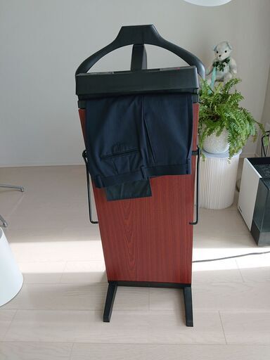 スタンド型ズボンプレッサー