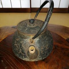 南部鉄器　岩鋳の鉄瓶の画像