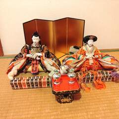 ひな祭り用　おひなさま（ひな祭り模様のタペストリー付き）