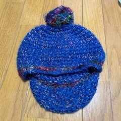 毛糸編みのポンポンとツバのついた帽子　アジアン系の画像