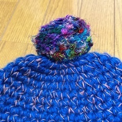 毛糸編みのポンポンとツバのついた帽子　アジアン系の画像