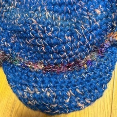 毛糸編みのポンポンとツバのついた帽子　アジアン系の画像