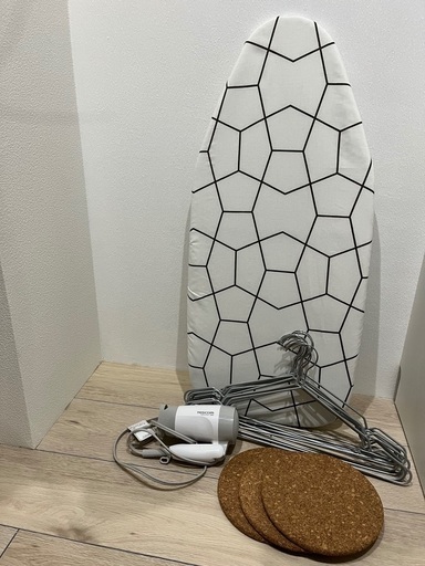 IKEAのアイロン台、ヒートマット、Tescomのヘアドライヤー、ハンガー