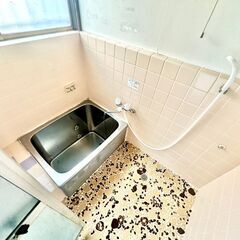 お風呂・トイレ２カ所！ペット飼育大歓迎！貸し戸建て平屋！DIY可能です！大型駐車場にキャンピングカーも置ける広さ！敷金・礼金0円・仲介手数料ありません！出窓あり！ジモティからの成約でフリーレント1ヶ月。家賃４８,０００円！ガスキッチン２口！眺望日当たり良好物件です！（広沢町戸建1号） - 不動産