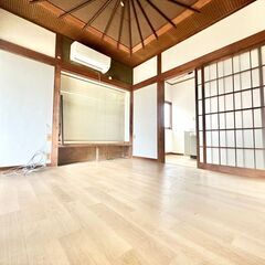 お風呂・トイレ２カ所！ペット飼育大歓迎！貸し戸建て平屋！DIY可能です！大型駐車場にキャンピングカーも置ける広さ！敷金・礼金0円・仲介手数料ありません！出窓あり！ジモティからの成約でフリーレント1ヶ月。家賃４８,０００円！ガスキッチン２口！眺望日当たり良好物件です！（広沢町戸建1号） - 桐生市