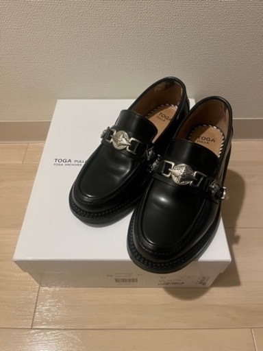 【TOGA PULLA/トーガプルラ】AJ1041/メタルスタッズ付きローファー
