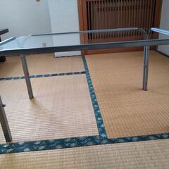 ガラス台テーブル　無料で差し上げます。の画像