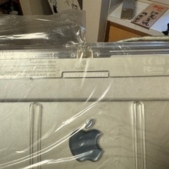 アップルのキーボードとマウス２個ずつの画像