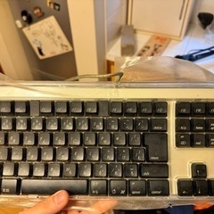 アップルのキーボードとマウス２個ずつの画像