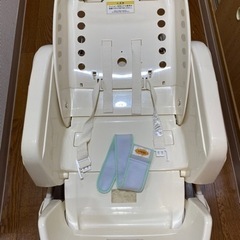 引越しに伴い期間限定再度値下げ　コンビベビーラック、ベビーチェア（配送相談可）の画像