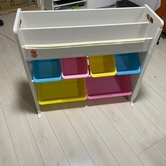 おもちゃや絵本を置ける棚