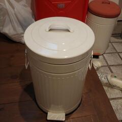 ゴミ箱　足で開閉可能