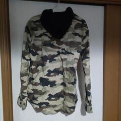 迷彩柄　薄手パーカー　の画像