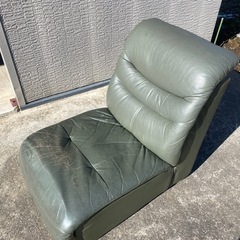 広いソファーでしたが、２つだけでの画像