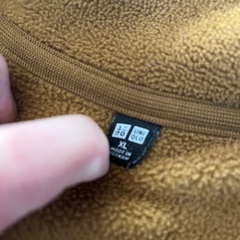 ユニクロ　フリースジャンパー　XL 金茶色の画像