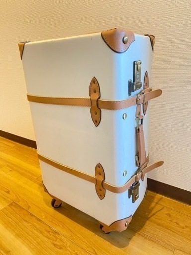 白のキャリーケース スーツケース