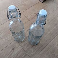 【無料】ガラス製ドリンクボトル2個　①リットル程度の画像