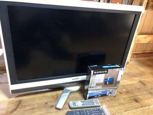 32テレビAQUOS、壁掛け、リモコン