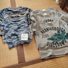 恐竜トレーナーと迷彩Tシャツのセットの画像