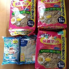 【新品未開封】リス、ハムスターグッズ一式　餌、砂、床材（値下げしました）の画像
