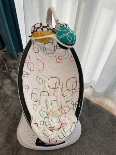 4momsの「mamaRoo4（ママルー4）」は電動タイプのベビーバウンサーです