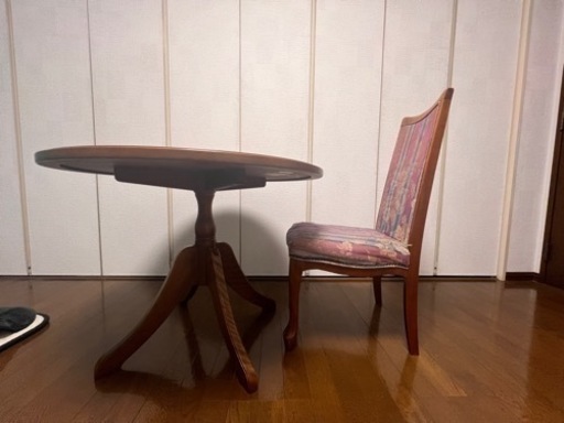 高級丸テーブル　椅子付き　一万円で(決定)