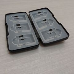 最大 8 枚の SD/MicroSD メモリ カードを収納できる便利な黒い折りたたみ式ボックスの画像
