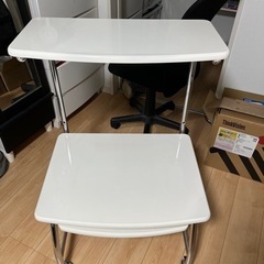 パソコンデスクの画像